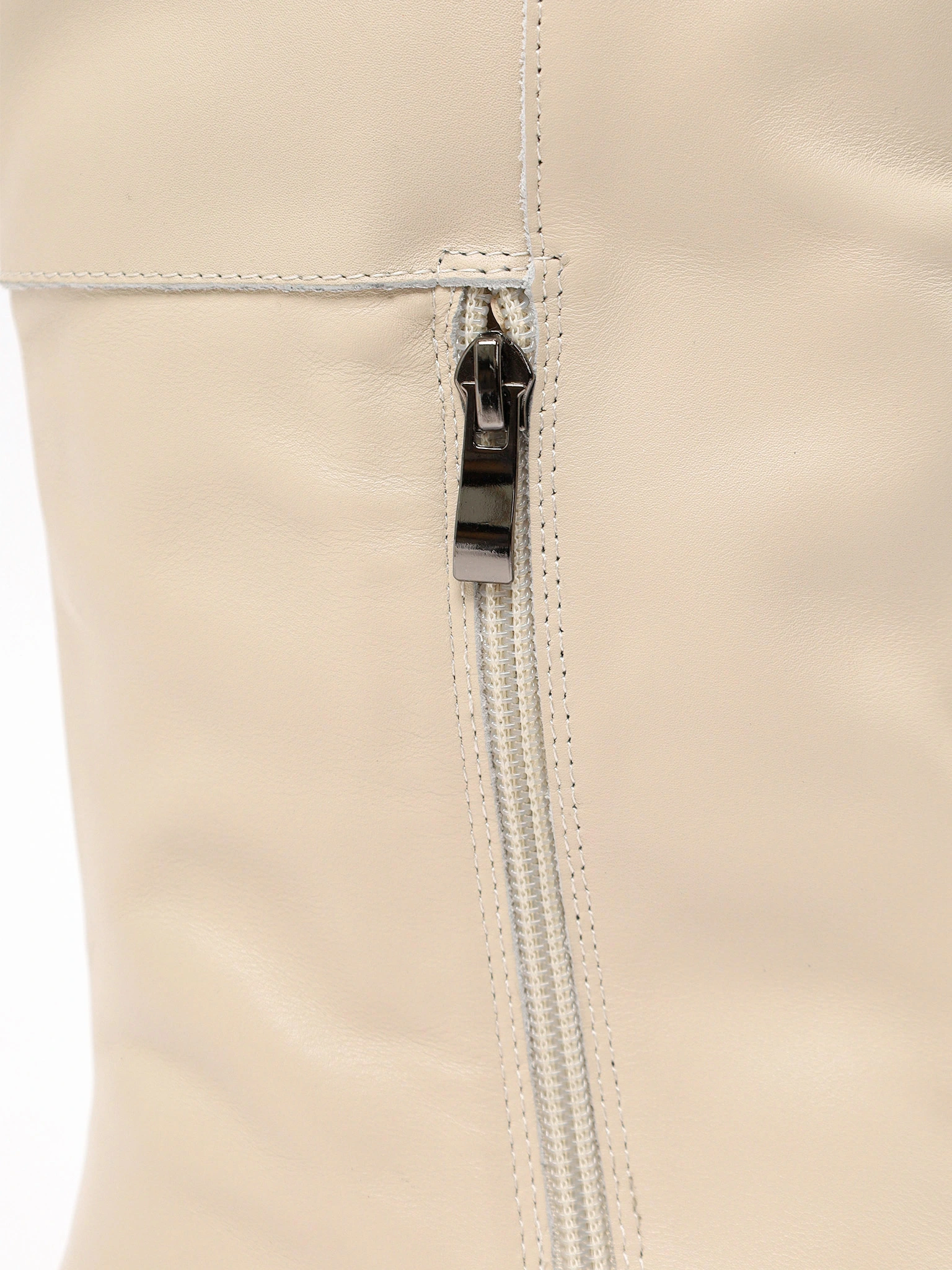 Сапоги молочного цвета на среднем каблуке